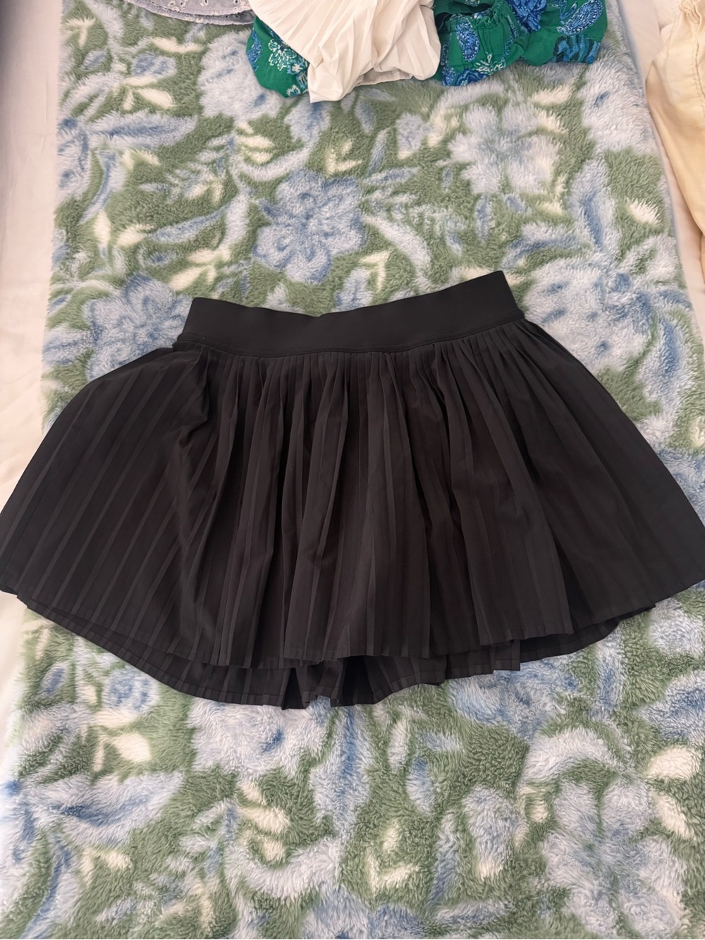 lululemon black pleated skirt